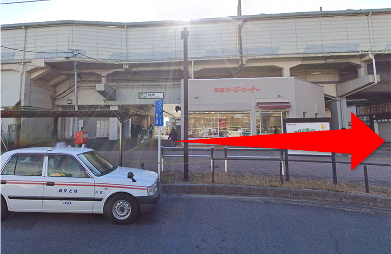 吉川駅北口を出たら、左手にお進みください。
